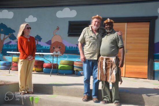 Makrapen village induna, Nabothi Mathonsi, recently paid tribute to former ranger Steve Bergs, who is currently braving the terminal phase of cancer. The induna honoured Bergs by bestowing upon him traditional headgear in recognition of his and his family’s contributions to the community upliftment in the region. Looking on is Berg’s wife, Kathy.